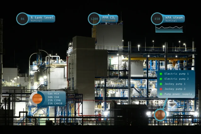 Planta industrial con superposición de datos de monitoreo